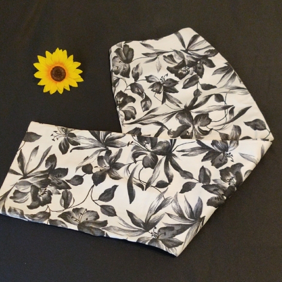 Erik Stewart. Floral Black and White Pants - Picture 9 of 9